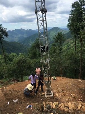 Tour triangulaire de fil de l'antenne à hyperfréquences 5g Guyed