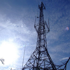 La ligne de transmission treillagent la radio de MW et la tour de télévision